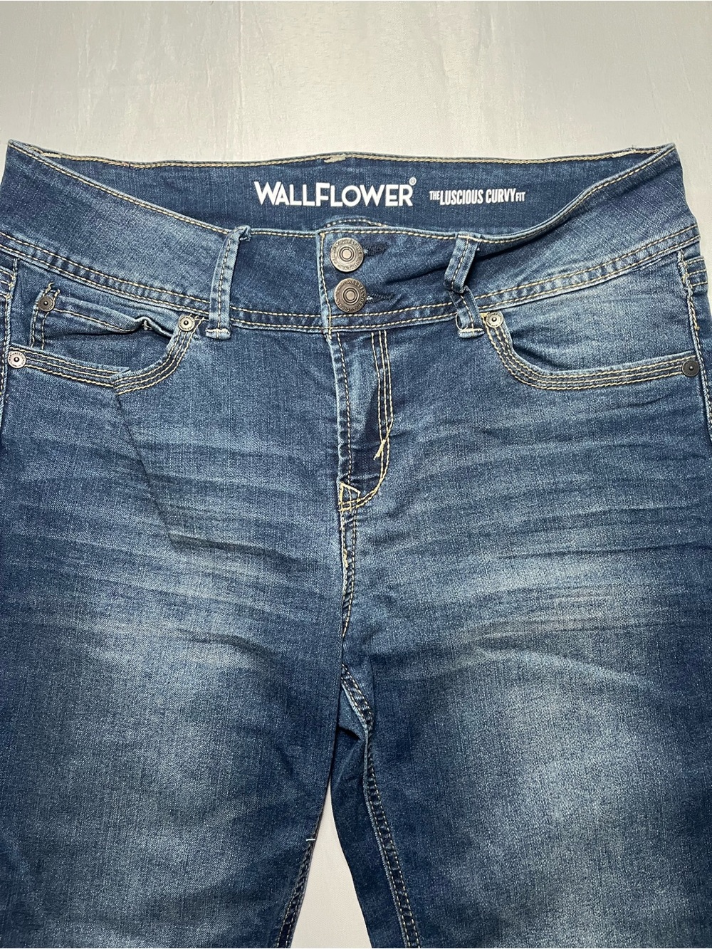 Wallflower Junior 11 Long Curvy Fit Blue Faded Stretch Bootcut MidRise Jeans - Picture 3 of 8